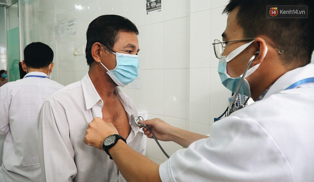 Cận cảnh những mũi tiêm vaccine Covid-19 của Việt Nam cho người dân Long An - Ảnh 6.