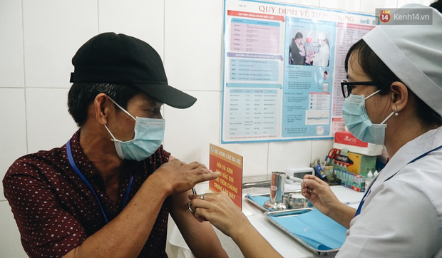 Cận cảnh những mũi tiêm vaccine Covid-19 của Việt Nam cho người dân Long An - Ảnh 7.