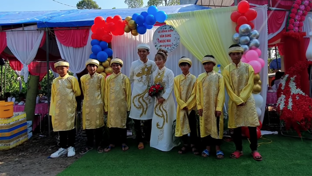 Một YouTuber đình đám của Việt Nam vừa cưới vợ, sính lễ vô cùng khác lạ nhưng cũng chưa gây chú ý bằng dàn phù rể - Ảnh 7.