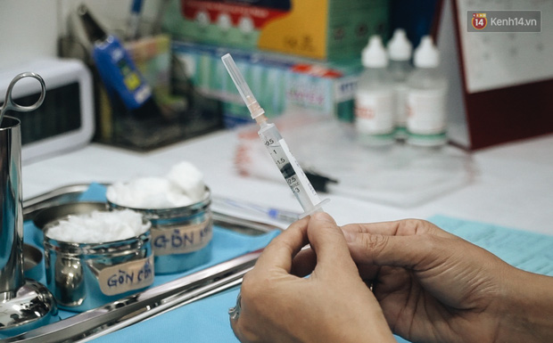 Cận cảnh những mũi tiêm vaccine Covid-19 của Việt Nam cho người dân Long An - Ảnh 8.