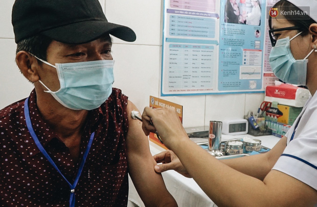 Cận cảnh những mũi tiêm vaccine Covid-19 của Việt Nam cho người dân Long An - Ảnh 9.