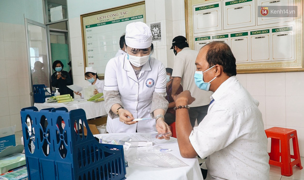 Cận cảnh những mũi tiêm vaccine Covid-19 của Việt Nam cho người dân Long An - Ảnh 10.