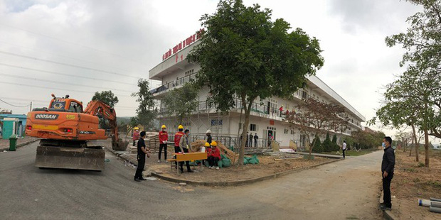 Gấp rút xây dựng Bệnh viện dã chiến số 3 ở thành phố Chí Linh - Ảnh 1.