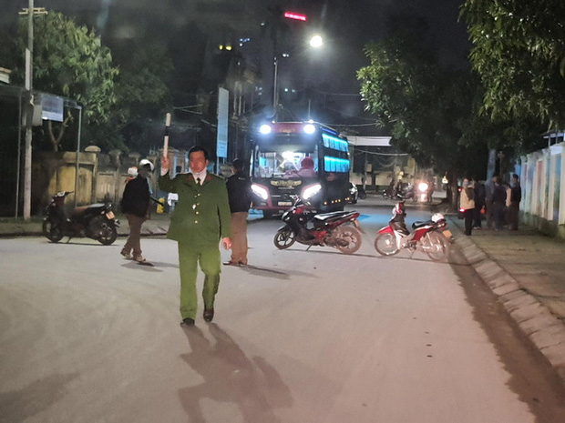 Nam sinh viên trường FPT cơ sở Mỹ Đình tự đi xe máy từ Hà Nội về Nghệ An lên cơn sốt, ho - Ảnh 2.