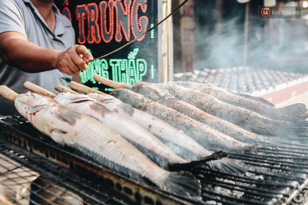 Ảnh: Người Sài Gòn tấp nập mua cá lóc cúng ông Công ông Táo, chủ tiệm nướng mỏi tay không kịp bán - Ảnh 11.