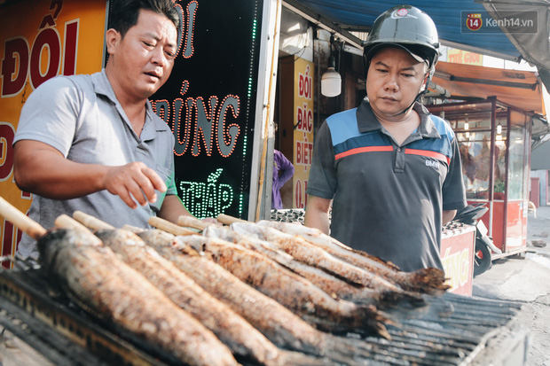 Ảnh: Người Sài Gòn tấp nập mua cá lóc cúng ông Công ông Táo, chủ tiệm nướng mỏi tay không kịp bán - Ảnh 13.