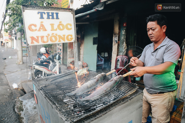 Ảnh: Người Sài Gòn tấp nập mua cá lóc cúng ông Công ông Táo, chủ tiệm nướng mỏi tay không kịp bán - Ảnh 3.