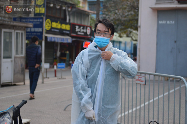 Ảnh, clip: Phong toả, phun khử khuẩn ngân hàng tại Hà Nội - nơi làm việc của ca mắc Covid-19 thứ 22 - Ảnh 3.