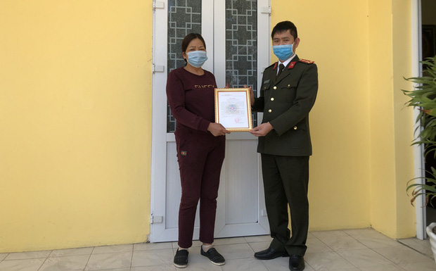 Quảng Ninh: Công an thưởng tiền một phụ nữ phát hiện và tố giác 2 người nhập cảnh trái phép - Ảnh 1. Quảng Ninh: Công an thưởng tiền một phụ nữ phát hiện và tố giác 2 người nhập cảnh trái phép - Ảnh 1.