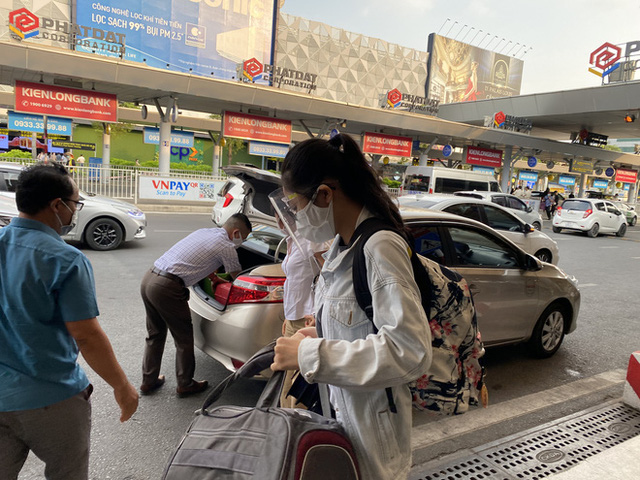  Hành khách xếp hàng dài ở sân bay Tân Sơn Nhất để đổi trả vé Tết vì dịch Covid-19  - Ảnh 7.