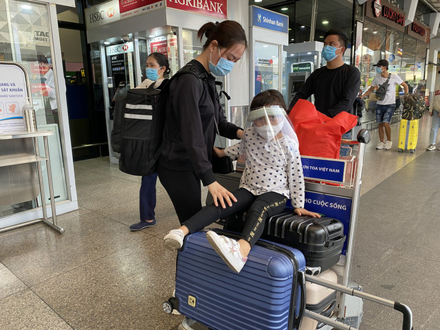  Hành khách xếp hàng dài ở sân bay Tân Sơn Nhất để đổi trả vé Tết vì dịch Covid-19  - Ảnh 8.