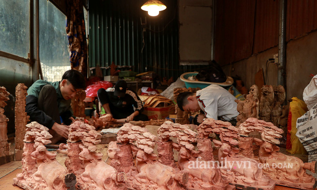  Nghề làm trâu gỗ giá bạc triệu đắt khách, nghệ nhân làng ở Hà Nội tất bật những ngày cận Tết  - Ảnh 1.