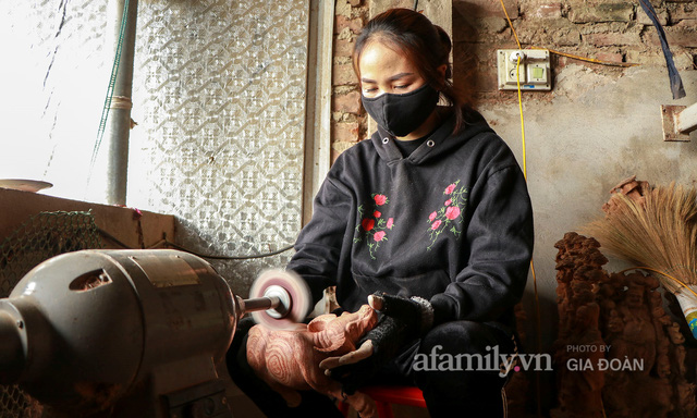  Nghề làm trâu gỗ giá bạc triệu đắt khách, nghệ nhân làng ở Hà Nội tất bật những ngày cận Tết  - Ảnh 2.