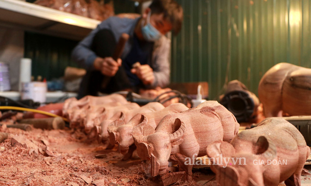  Nghề làm trâu gỗ giá bạc triệu đắt khách, nghệ nhân làng ở Hà Nội tất bật những ngày cận Tết  - Ảnh 11.