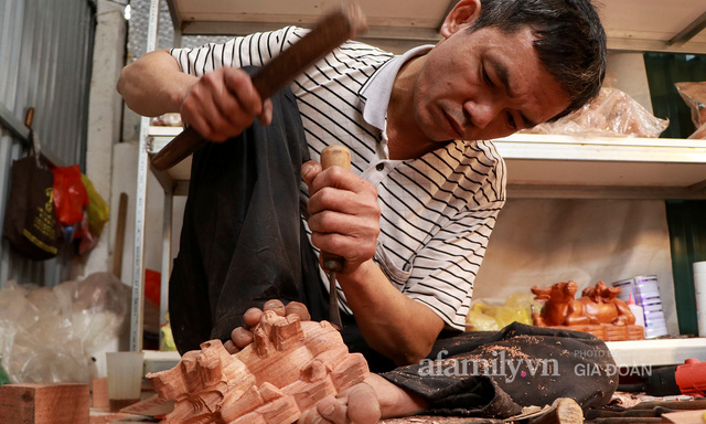  Nghề làm trâu gỗ giá bạc triệu đắt khách, nghệ nhân làng ở Hà Nội tất bật những ngày cận Tết  - Ảnh 14.