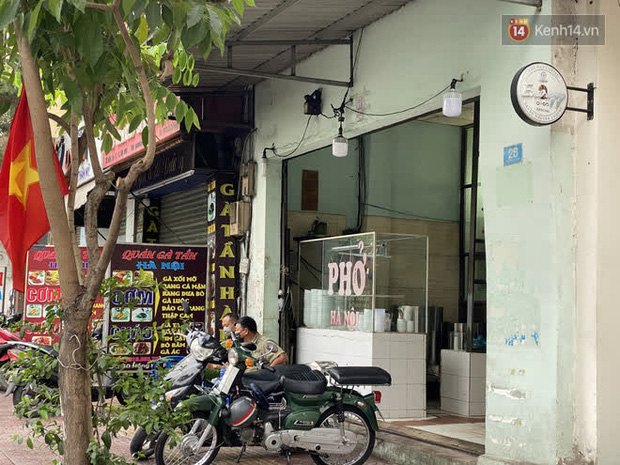Quán cà phê The Coffee House, quán ăn, lẩu dê ở TP.HCM bị phong toả vì nhân viên sân bay Tân Sơn Nhất mắc Covid-19 từng đến - Ảnh 3.