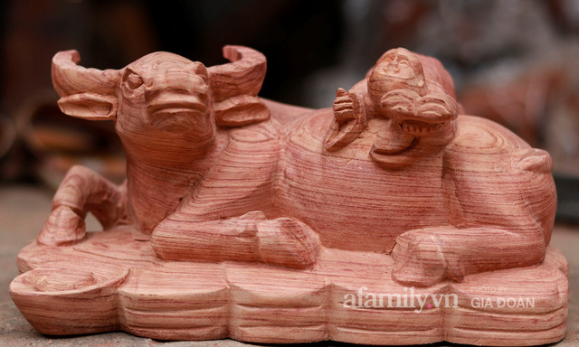  Nghề làm trâu gỗ giá bạc triệu đắt khách, nghệ nhân làng ở Hà Nội tất bật những ngày cận Tết  - Ảnh 4.