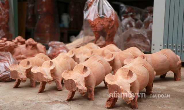  Nghề làm trâu gỗ giá bạc triệu đắt khách, nghệ nhân làng ở Hà Nội tất bật những ngày cận Tết  - Ảnh 7.
