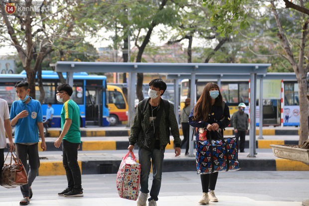  Chủ nhật cuối cùng của năm Canh Tý 2020: Đường phố Hà Nội thông thoáng, bến xe vắng vẻ  - Ảnh 1.