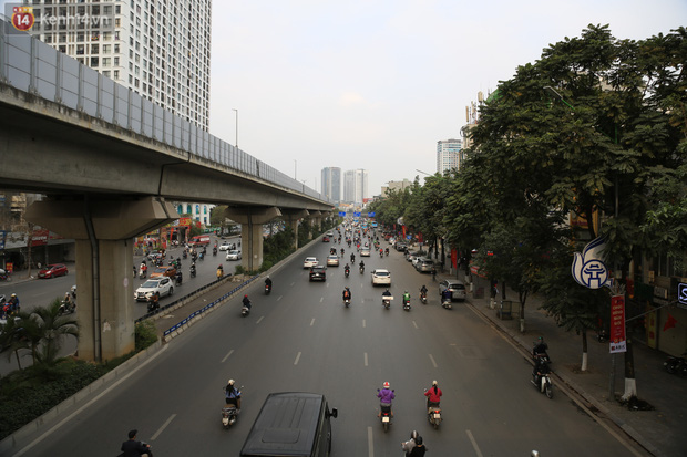  Chủ nhật cuối cùng của năm Canh Tý 2020: Đường phố Hà Nội thông thoáng, bến xe vắng vẻ  - Ảnh 12.