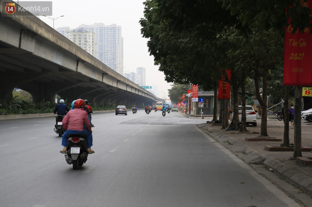  Chủ nhật cuối cùng của năm Canh Tý 2020: Đường phố Hà Nội thông thoáng, bến xe vắng vẻ  - Ảnh 13.