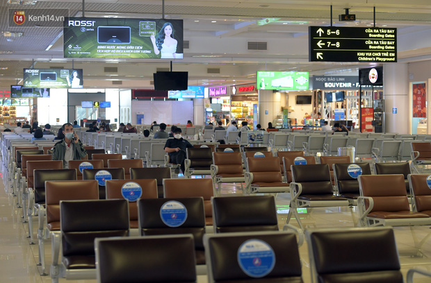 Ảnh: Sân bay Nội Bài vắng vẻ cân Tết Nguyên Đán, khác hẳn cảnh tượng đông đúc mọi năm - Ảnh 14.