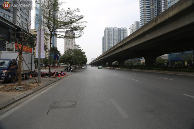  Chủ nhật cuối cùng của năm Canh Tý 2020: Đường phố Hà Nội thông thoáng, bến xe vắng vẻ  - Ảnh 14.