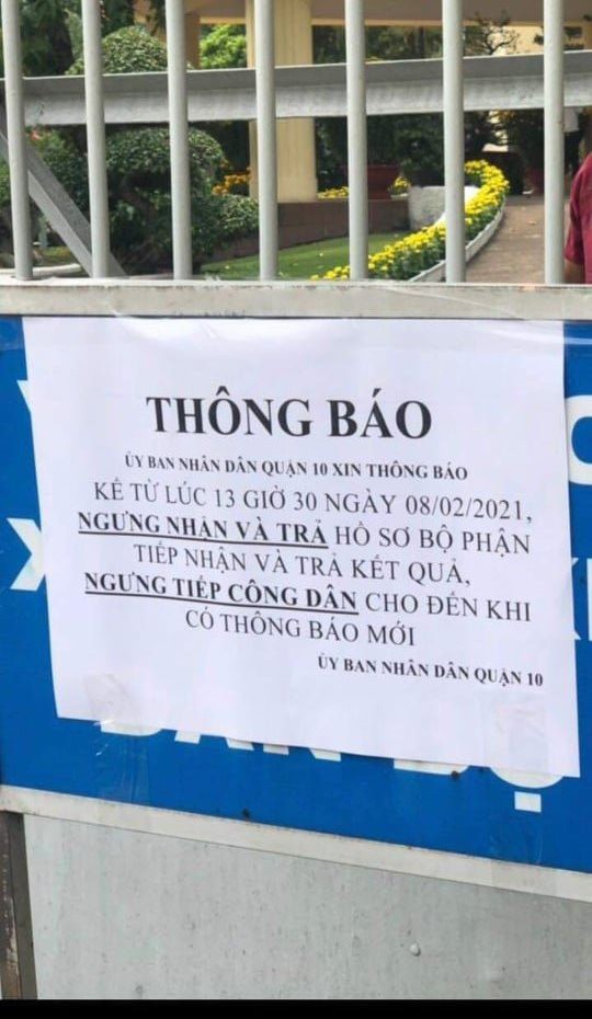 Có ca nghi mắc COVID-19, hơn 200 cán bộ, nhân viên Q.10 cắm trại tại chỗ - Ảnh 1.