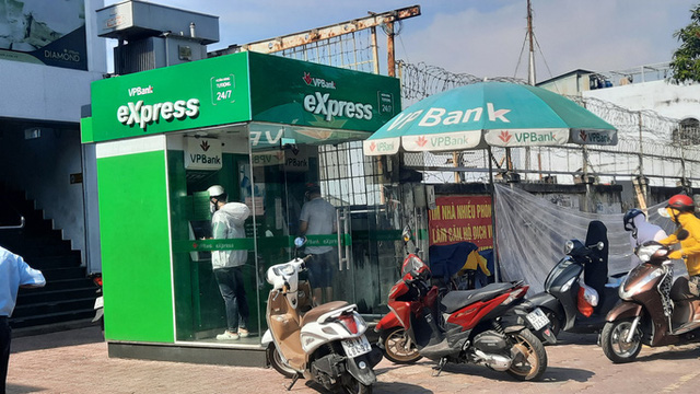 Chuyện lạ: ATM giao dịch ế ẩm những ngày cuối năm - Ảnh 1. Chuyện lạ: ATM giao dịch ế ẩm những ngày cuối năm - Ảnh 1.