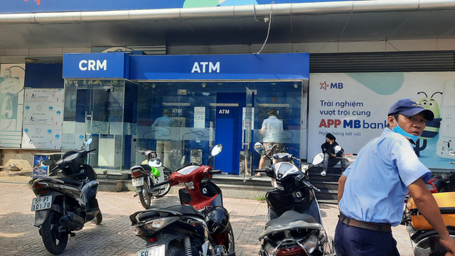  Chuyện lạ: ATM giao dịch ế ẩm những ngày cuối năm  - Ảnh 3.