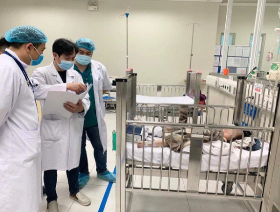 Toàn cảnh vụ cứu bé 2 tuổi rơi từ tầng cao: Tiếng hét thất thanh từ tòa đối diện, 1 phút phi lên của người hùng, hai chú cháu ngã lún mái tôn và bé gái may mắn chỉ trật khớp háng - Ảnh 3. Toàn cảnh vụ cứu bé 2 tuổi rơi từ tầng cao: Tiếng hét thất thanh từ tòa đối diện, 1 phút phi lên của người hùng, hai chú cháu ngã lún mái tôn và bé gái may mắn chỉ trật khớp háng - Ảnh 3.