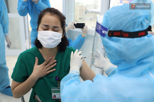 Sức khỏe những người đầu tiên tiêm vaccine Covid-19 tại Hà Nội hiện ra sao? - Ảnh 1.