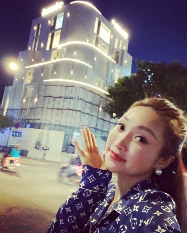 Vợ 3 kém 16 tuổi của Chi Bảo: Xinh đẹp sexy, chủ chuỗi thẩm mỹ, giàu nức tiếng và thân với cả dàn sao Vbiz - Ảnh 13. Vợ 3 kém 16 tuổi của Chi Bảo: Xinh đẹp sexy, chủ chuỗi thẩm mỹ, giàu nức tiếng và thân với cả dàn sao Vbiz - Ảnh 13.