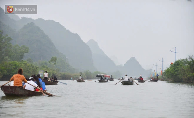 Ảnh: Du khách đi lễ chùa Hương ngang nhiên mở sới bạc trên thuyền - Ảnh 1.