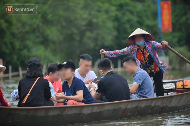 Ảnh: Du khách đi lễ chùa Hương ngang nhiên mở sới bạc trên thuyền - Ảnh 3.