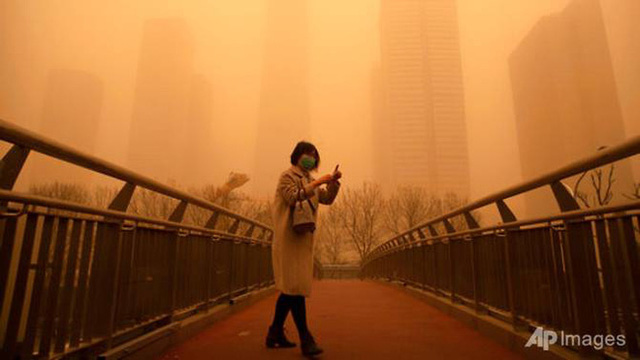  Cuồng phong mạnh nhất thập kỷ đổ bộ, cả Bắc Kinh chìm trong màu nâu nhạt  - Ảnh 4.