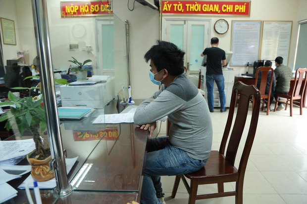 Người vô hình ở Hà Nội được cấp giấy khai sinh sau 30 năm - Ảnh 1.
