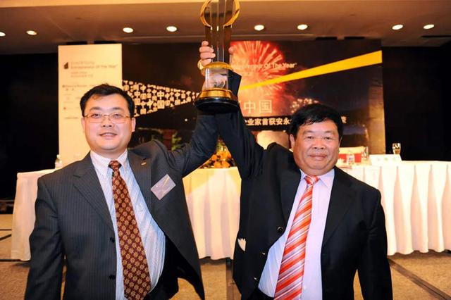 Quyên góp từ thiện 1,8 tỷ USD nhưng lại để con trai phú nhị đại làm công nhân: Cách dạy con nghiêm khắc của ông vua ngành kính Trung Quốc, không phải cha mẹ nào cũng dám xuống tay - Ảnh 3. Quyên góp từ thiện 1,8 tỷ USD nhưng lại để con trai phú nhị đại làm công nhân: Cách dạy con nghiêm khắc của ông vua ngành kính Trung Quốc, không phải cha mẹ nào cũng dám xuống tay - Ảnh 3.