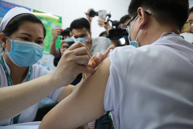 TP.HCM: 3 người sốc phản vệ độ II sau khi tiêm vaccine Covid-19 - Ảnh 1.