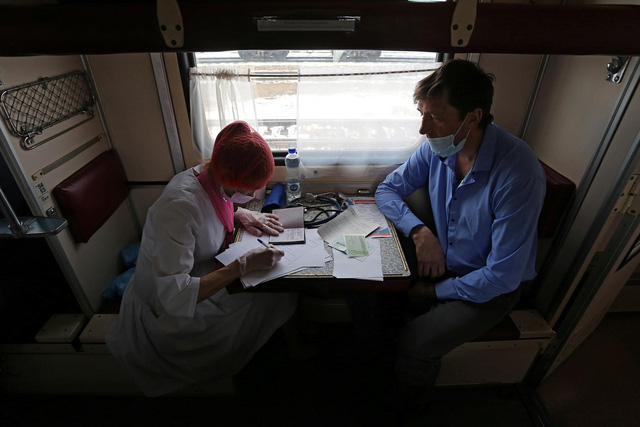  Cận cảnh tiêm phòng vắc-xin Covid-19 trên tàu ở Nga  - Ảnh 4.