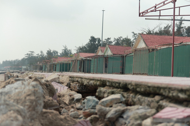 Cận cảnh bãi biển Nghệ An vẫn ngổn ngang trước mùa du lịch - Ảnh 1.