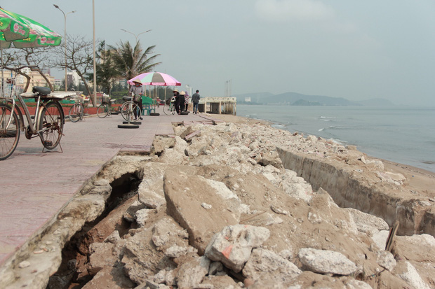 Cận cảnh bãi biển Nghệ An vẫn ngổn ngang trước mùa du lịch - Ảnh 2.