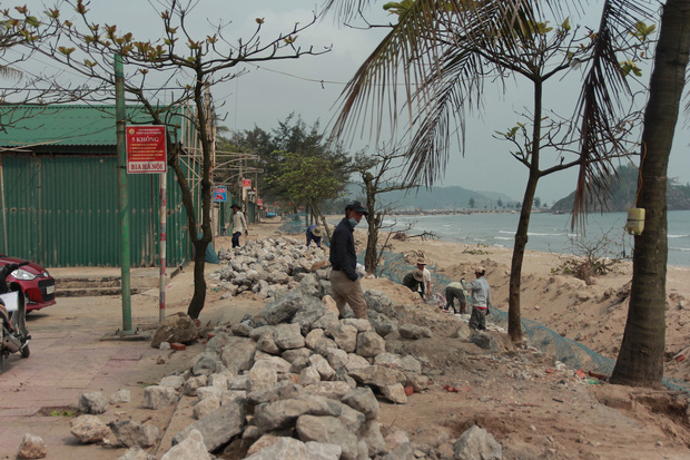 Cận cảnh bãi biển Nghệ An vẫn ngổn ngang trước mùa du lịch - Ảnh 8.