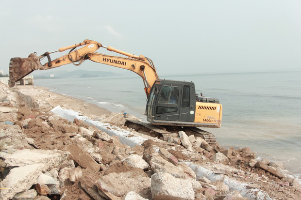 Cận cảnh bãi biển Nghệ An vẫn ngổn ngang trước mùa du lịch - Ảnh 10.