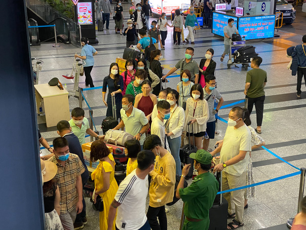 Sân bay Tân Sơn Nhất mở thêm làn cho xe công nghệ đón khách - Ảnh 3.