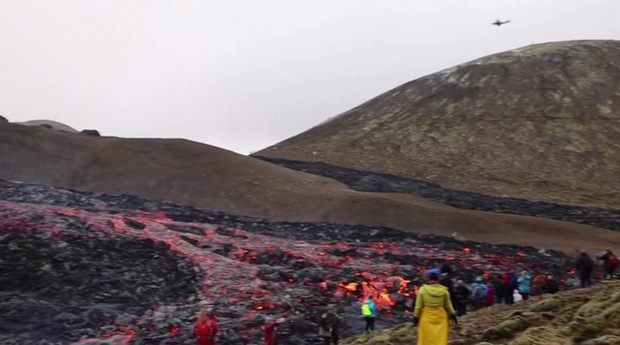 Người dân Iceland đổ xô đi xem núi lửa phun trào sau gần 800 năm - Ảnh 3.