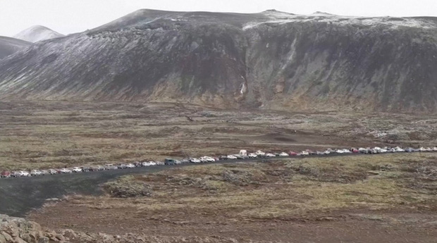 Người dân Iceland đổ xô đi xem núi lửa phun trào sau gần 800 năm - Ảnh 4.