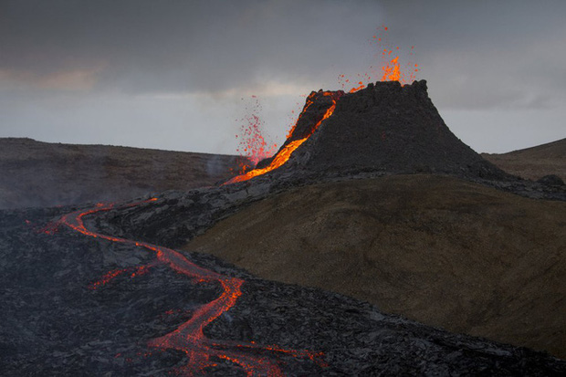 Người dân Iceland đổ xô đi xem núi lửa phun trào sau gần 800 năm - Ảnh 5.