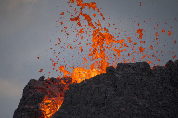 Người dân Iceland đổ xô đi xem núi lửa phun trào sau gần 800 năm - Ảnh 6.
