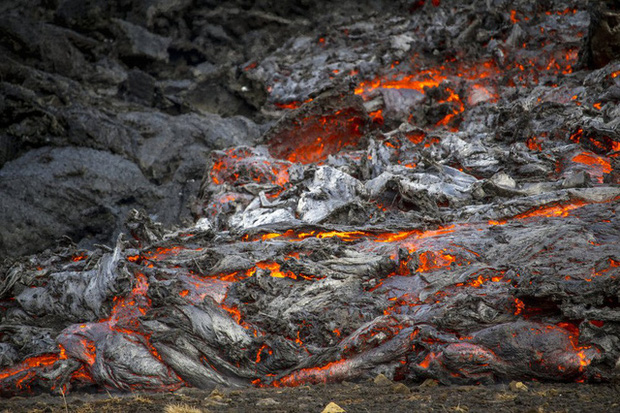 Người dân Iceland đổ xô đi xem núi lửa phun trào sau gần 800 năm - Ảnh 7.